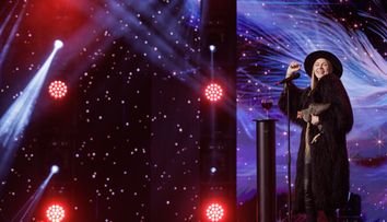 Românii au talent 2025, 21 februarie. Karolina Korsakova: „Sunt vrăjtoare și locuiesc în pădure”. A cântat o melodie inspirată din folclor și a ridicat publicul în picioare cu energia ei