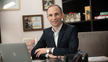 Un cunoscut artist intră astăzi sub acoperire în propria companie: „Sunt foarte apropiat de angajații mei”