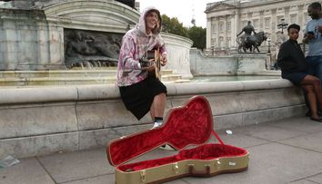 Justin Bieber și-a șocat fanii. A cântat pe stradă, în fața Palatului Buckingham