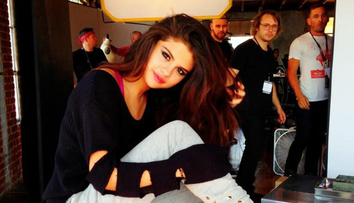 Selena Gomez, fara nicio inhibitie! Cum s-a lasat filmata topless cantareata