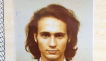 Îl recunoști? Astăzi este unul dintre cei mai iubiți actori din România, însă la 18 ani arăta așa. Doar cei mai înrăiți fani și-au dat seama cine este