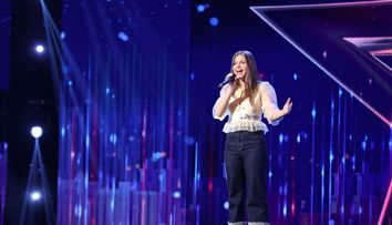 Românii au talent: Carla Boboc a reușit să-i impresioneze pe jurați cântând o piesă din repertoriul Christinei Aguilera