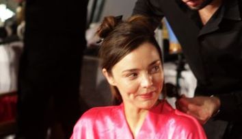 Miranda Kerr surprinsa fara lenjerie intima, inainte de prezentarea „Victoria's Secret”?