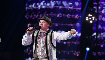 Oleg Spînu, horă cu colegii în curtea școlii! Tânărul artist a absolvit gimnaziul și se pregătește de liceu