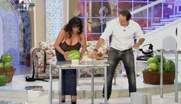 Uite cum i-a umilit Busty cu sanii ei imensi pe doi karatisti! VIDEO