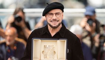 S-au uitat secunde în șir la el până să îl recunoască! John Travolta și-a șocat fanii: la 72 de ani pare că a întinerit peste noapte cu cel puțin 20 de ani!