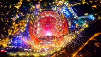 Peste 110.000 de mii de fani din peste 100 de țări au sărbătorit prima zi a ediției aniversare Untold x cu show-uri în premieră mondială