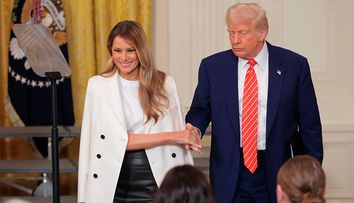 O actriță spune că Donald Trump a invitat-o la întâlnire, chiar în ziua divorțului: Are oameni care caută peste tot - VIDEO
