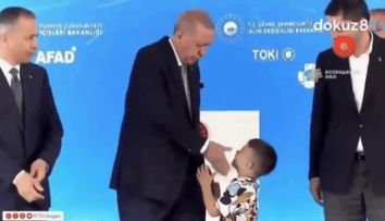 Preşedintele Turciei, Recep Erdogan, îi trage o palmă unui copil care a refuzat să-i sărute mâna întinsă, apoi îi dă bani - VIDEO