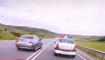 Cum a scăpat nepedepsit un șofer din Iași după ce a depășit pe linie continuă o mașină de poliție