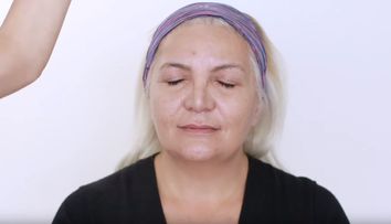 A fost provocata sa-i ofere o schimbare de look mamei ei! Dupa ce a machiat-o, femeia a fost de nerecunoscut