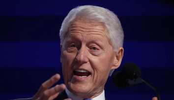 Bill Clinton a apărut cu un bandaj mare pe față la Maratonul din New York. Ce se întâmplă cu fostul președinte american