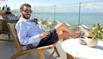 Armin Nicoară a comis-o din nou și a plecat iar singur în vacanță. Claudia Puican a rămas acasă, cu copilul: „Merg, testez acolo, acolo”