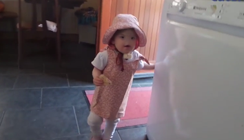 Fetita care a uimit intreaga lume. S-a nascut fara nas, dar este extraordinar de simpatica