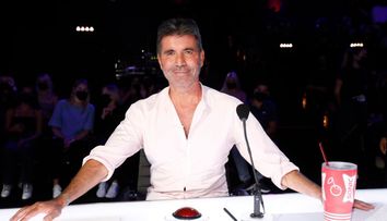 Simon Cowell iese în oraș cu actuala și cu fosta iubită. Cum au fost surprinși cei trei
