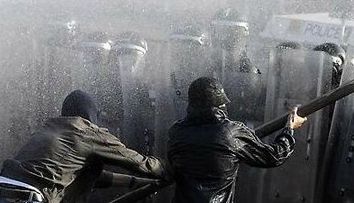 Imaginea zilei: Confruntari violente intre politie si demonstranti la Belfast