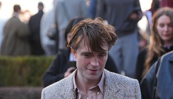 Chiar și cu părul răvășit și ținuta de pensionar, fanii îl adoră pe Robert Pattinson: „Vampirii nu îmbătrânesc”