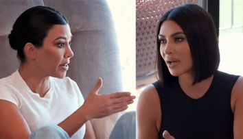Kim Kardashian, luată la bătaie de sora ei, Kourtney, în emisiunea familiei