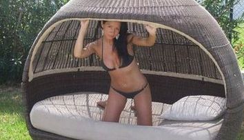 Mirela Motan, consiliera sexy a ministrului Ariton! Cum va face economia sa duduie :)