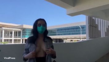 O femeie a ajuns în arest, după ce s-a filmat goală în aeroport