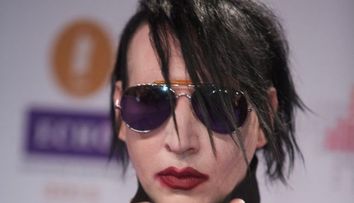 Marilyn Manson si-a luat fanii prin surprindere. Controversatul cantaret apare intr-o ipostaza neobisnuita: FOTO