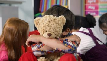 Un tată a acuzat o educatoare din Pașcani că i-ar fi agresat copilul de 4 ani. Ce a înregistrat cu un microfon ascuns într-un urs de pluș