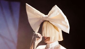 Sia, apariție rară pe covorul roșu, cu chipul descoperit