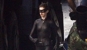 Anne Hathaway, foarte sexy imbracata in Catwoman! FOTO