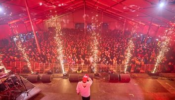 Peste 10.000 de fani s-au bucurat alături de artiștii preferați în prima zi de Massif. Scena G.O.A.T a fost neîncăpătoare la show-ul lui Puya