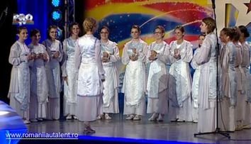 16 domnisoare de la corul Transylvania Voces au cantat despre “Maciuca lui Mihai”