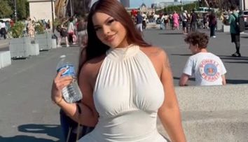 Formele ei imense îi fac viața un calvar! Abia poate călători cu avionul: „Mă chinui de fiecare dată” FOTO