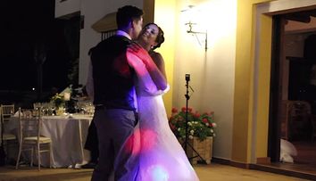 Pare un dans romantic al mirilor, dar totul se transformat intr-o secunda. Ce s-a intamplat cand muzica s-a oprit. VIDEO