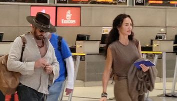 Au avut o relație presărată cu împăcări și despărțiri, însă acum fanii cred că Gerard Butler a făcut pasul cel mare. Cum l-au surprins paparazzi alături de iubita Morgan Brown în aeroport