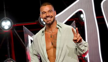 Ricky Martin, seducător la 53 de ani! Idolul latino, într-o cămașă descheiată, irezistibil pe covorul roșu: 