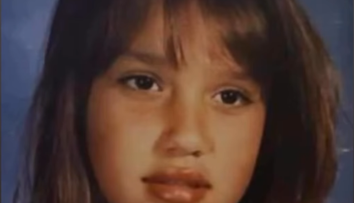 Recunoști fetița adorabilă din imagine? A ajuns una dintre cele mai iubite actrițe de la Hollywood, iar în 2006 era numită „cea mai frumoasă femeie din lume”