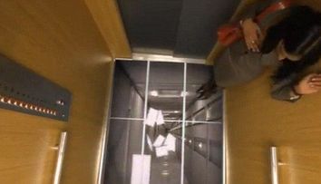 Ce farsa de cosmar! Oameni ingroziti se trezesc cu podeaua liftului desfacandu-se in bucati. VIDEO