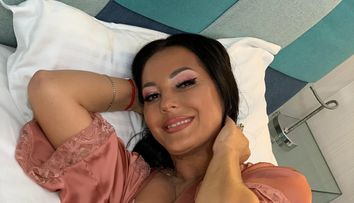 Angela Rusu, scene incendiare în videoclipul „Te iubesc la fel”: „Nu am mai filmat niciodată așa”