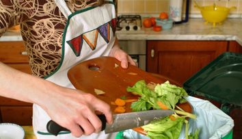 Cum reducem risipa de alimente în România, țara în care se aruncă 2,55 milioane tone de mâncare pe an
