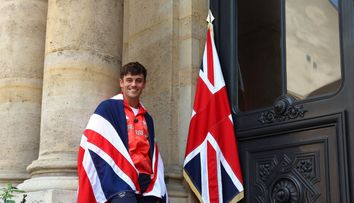 Tom Daley, cel mai iubit olimpic britanic, e căsătorit cu un bărbat cu 20 de ani mai bătrân, cu care are doi copii. Povestea lor de dragoste pare desprinsă din filme