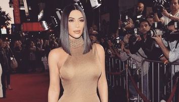 Rotunjimi perfecte in cel mai mulat costum posibil. Kim Kardashian, mai sexy ca J.Lo intr-o salopeta batuta in pietre