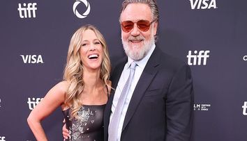 Russell Crowe, mândru și radiant la 61 de ani, apare în public alături de iubita cu 26 de ani mai tânără