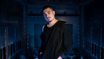 Vlad Musta, finalist Vocea României 2023, a lansat „În dragoste amator”, o confesiune sinceră despre dor, vulnerabilitate și iubiri care nu se uită. Reacția fanilor: „Piele de găină! Doamne, ce piesă, de când o aștept!”