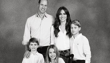 “Familia Adams”. Familia Regală, de râsul internetului. Fanii sunt convinși că au găsit eroare de Photoshop în portretul de Crăciun