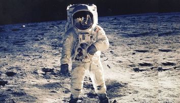 Singurele imagini video ale NASA cu primii pași făcuți pe Lună de Neil Armstrong, scoase la vânzare