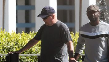 Bruce Willis, sprijinit de îngrijitorul său și zâmbind în timpul unei plimbări pe plajă în ciuda bolii care i-a schimbat radical viața