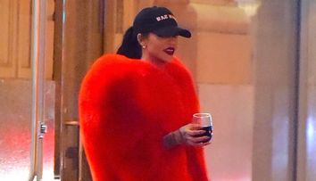 Aparitia cu care Rihanna a atras atentia trecatorilor. Toti s-au uitat la ea cand au vazut-o imbracata asa 