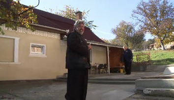 Preotul care isi ajuta semenii nu doar prin rugaciune, ci si prin fapte. 