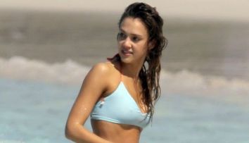 Greu de crezut ca asa poate arata o femeie care a nascut doi copii. Jessica Alba arata fabulos in bikini la plaja: FOTO