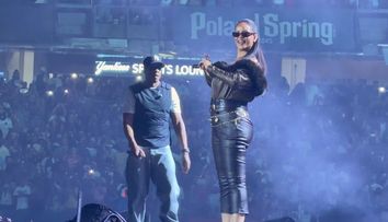 „Zici că e mătușa mea la karaoke!” Rihanna, critici dure după prestația bizară de la concertul lui Jay Z: de abia se mișcă pe scenă, iar  vocea e de nerecunoscut