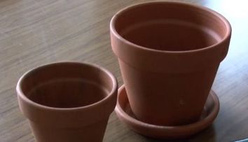 A gasit cea mai ieftina metoda de a incalzi o camera. Ai nevoie de 2 ghivece, o bara metalica si cateva lumanari. VIDEO